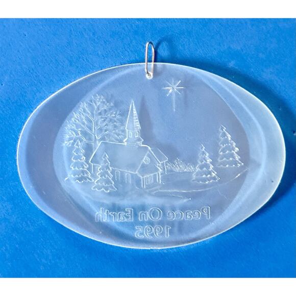 1995 Holiday Treasures Collectors’ Acrylic Oval Ornament Peace On Earth Church - Picture 8 of 13